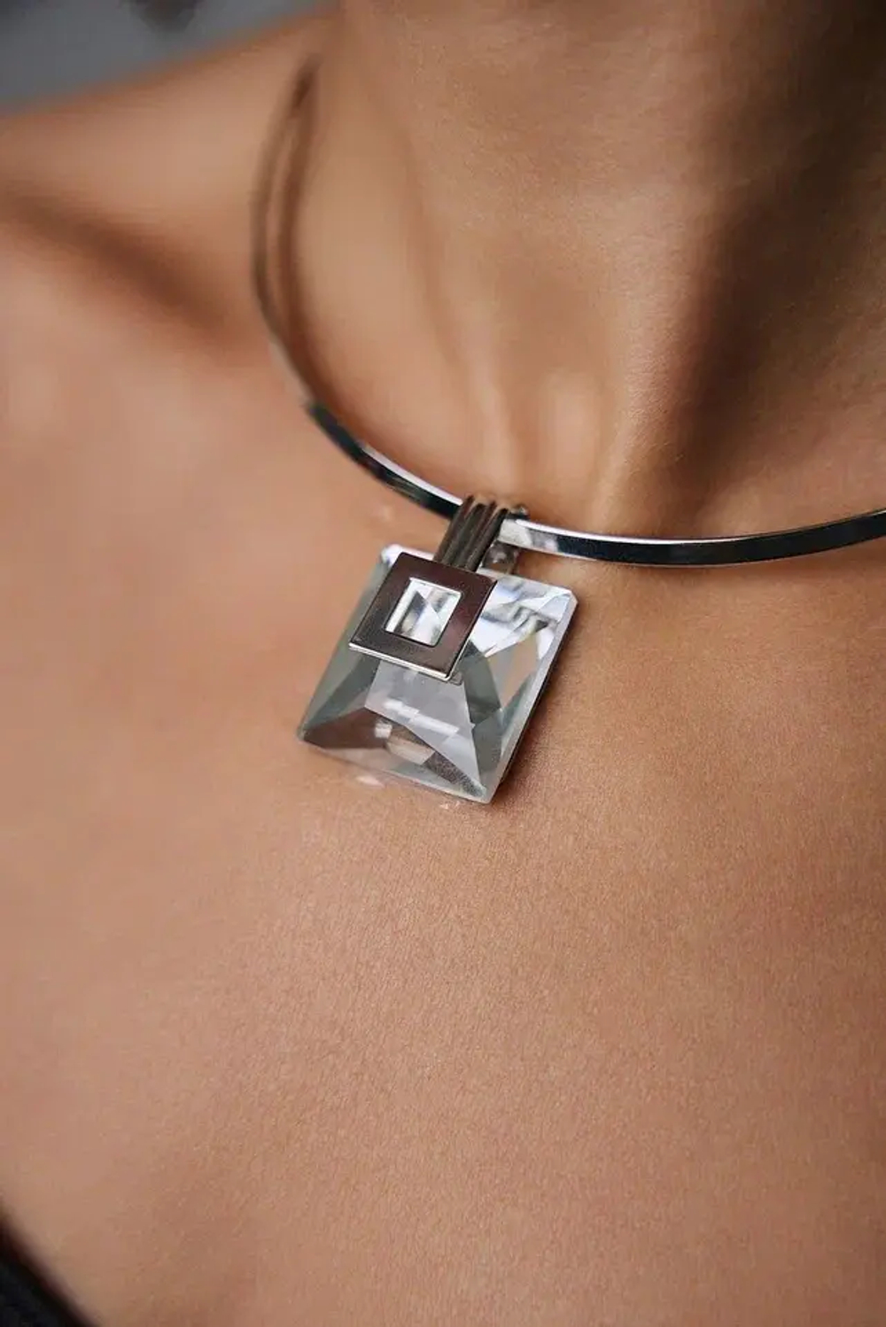 Колье квадратный прозрачный кристалл на гривне, оттенок серебро