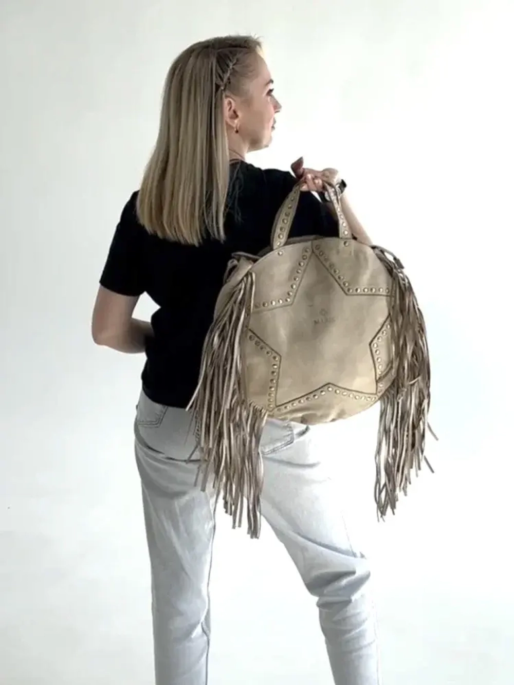 Женская сумка из натуральной вареной кожи с бахромой и заклепками цвет слоновая кость