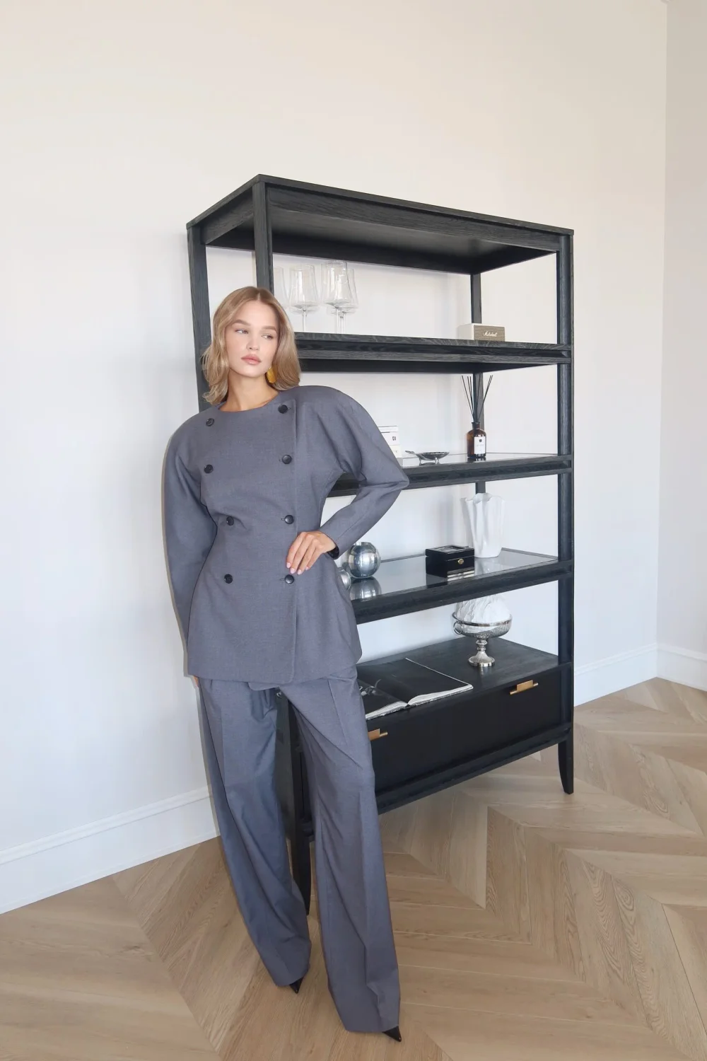 Приталенный двубортный пиджак с объемными плечами, Серый