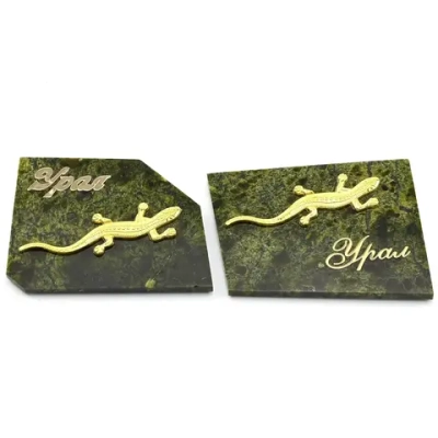 Сувенир магнит "Урал" с ящеркой на пластинке из змеевика 50*30мм