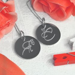 Парные кулоны для двоих с гравировкой инициалов на заказ