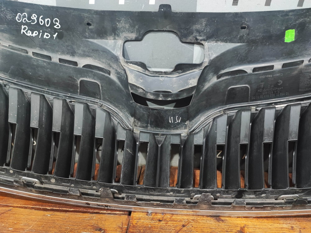 Решетка радиатора Skoda Rapid 1 12-20 Б/У Оригинал 5JA853668