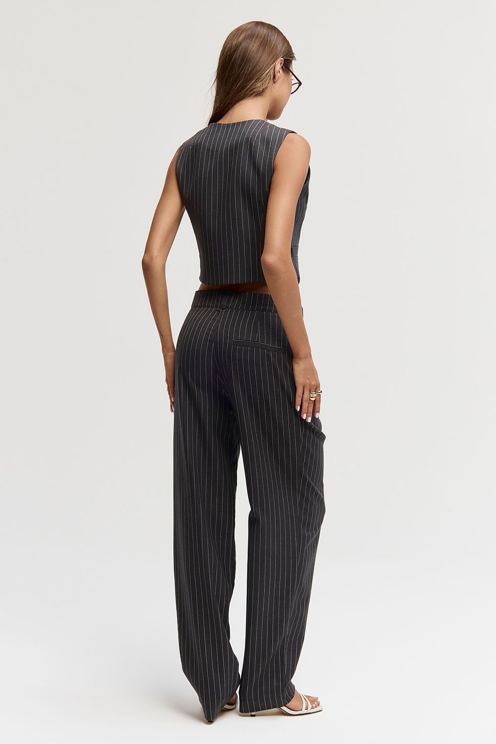 Брюки бананы в полоску темно-серого цвета