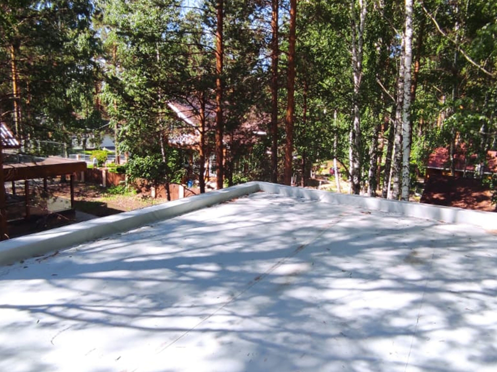 Монтаж кровли с ПВХ мембраной на коттедже в КП Дубрава