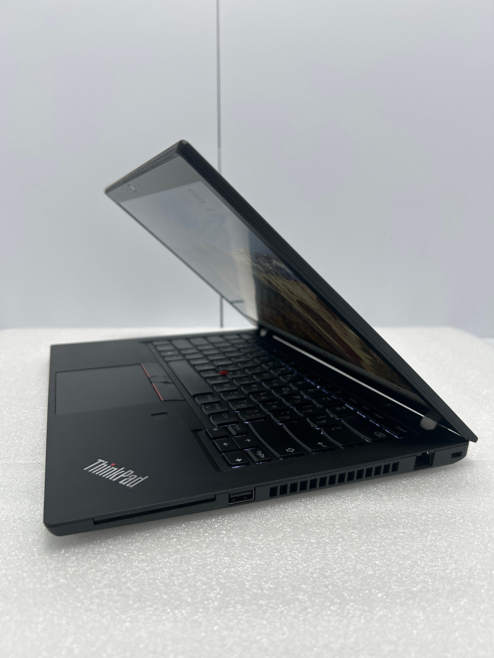 Ноутбук Lenovo T14 G1 T 14(20S0000HRT) 14"/Intel Core i5-10210U/RAM 16 GB/SSD 512 GB/Intel UHD Graphics/1920 x 1080/IPS/Windows 10 /Подсветка кл-ры:нет/черный. Состояние: Уценка/большой след. на матрице от клавиатуры