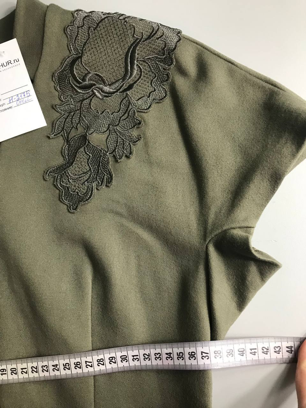 Платье M. Reason с акцентом на плечах, визуально на 46 размер