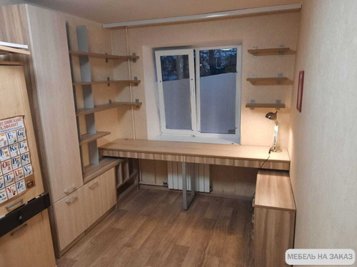 Детская рабочая зона у окна