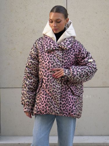 Жаккардовый розовый пуховик с леопардовым принтом