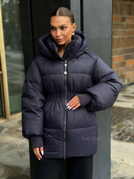 Темно-синий приталенный пуховик с капюшоном