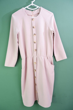 Платье лаконичное, со стильными пуговицами по всей длине 44 размер