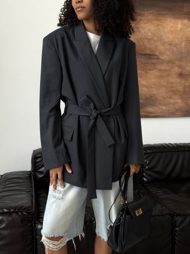 Приталенный жакет с поясом