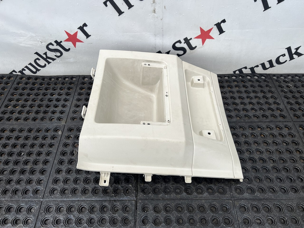 Бардачок вещевой левый 2023г