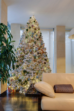 Дизайнерская заснеженная ель "Зимний карнавал"