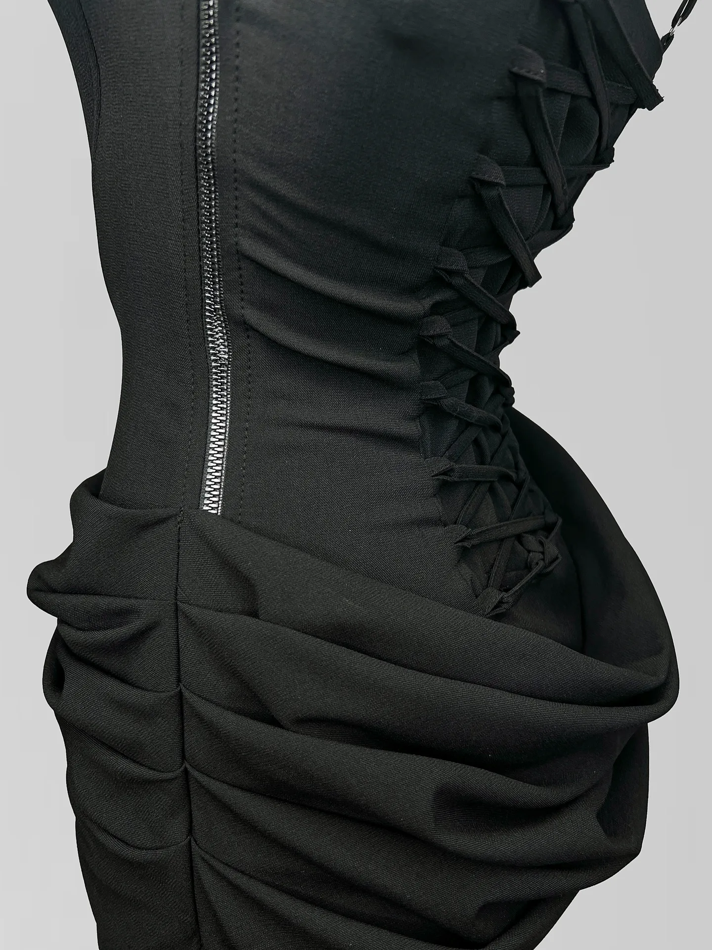 Платье Agdali Brand 1051 короткое однотонное на лямках со шнуровкой на спине