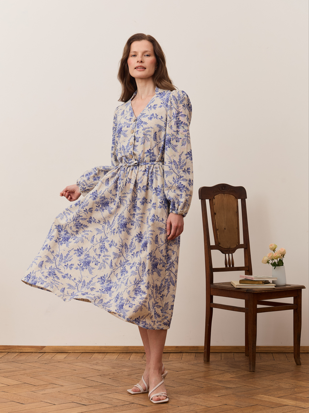 Платье с воротником стойкой