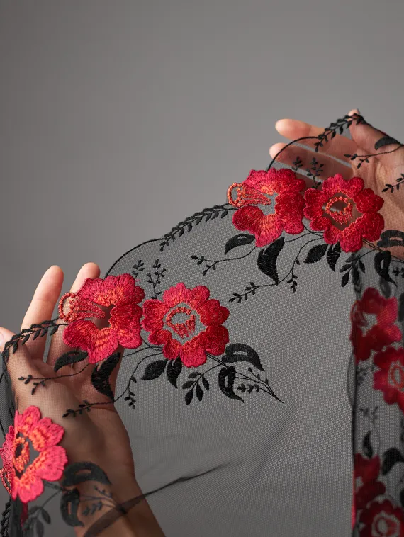 05-127 Вышивка на неэл. сетке 22 см, черный/оранжевый/красный (левая)