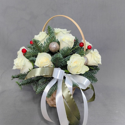 Корзинка с нобилисом и розами