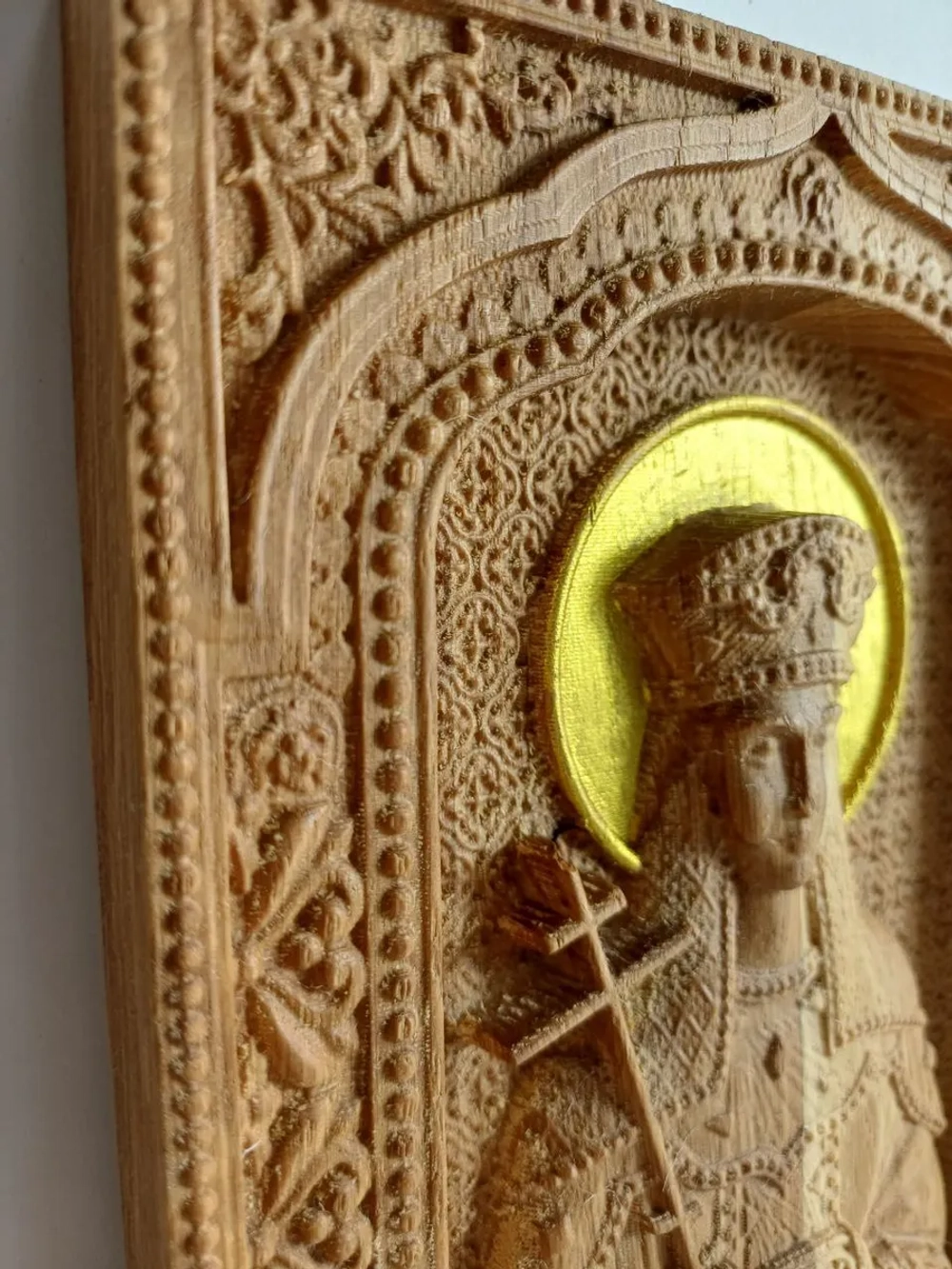 Освященная Икона Святой Елены резная из дуба 17.8х14 см