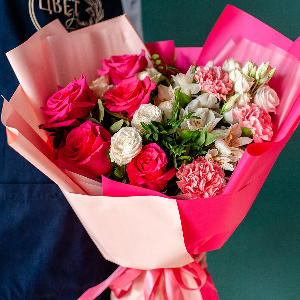 Яркий букет с малиновыми розами