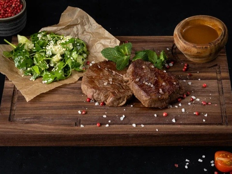 Медальоны из мраморной говядины с битыми огурцами и соусом демигляс