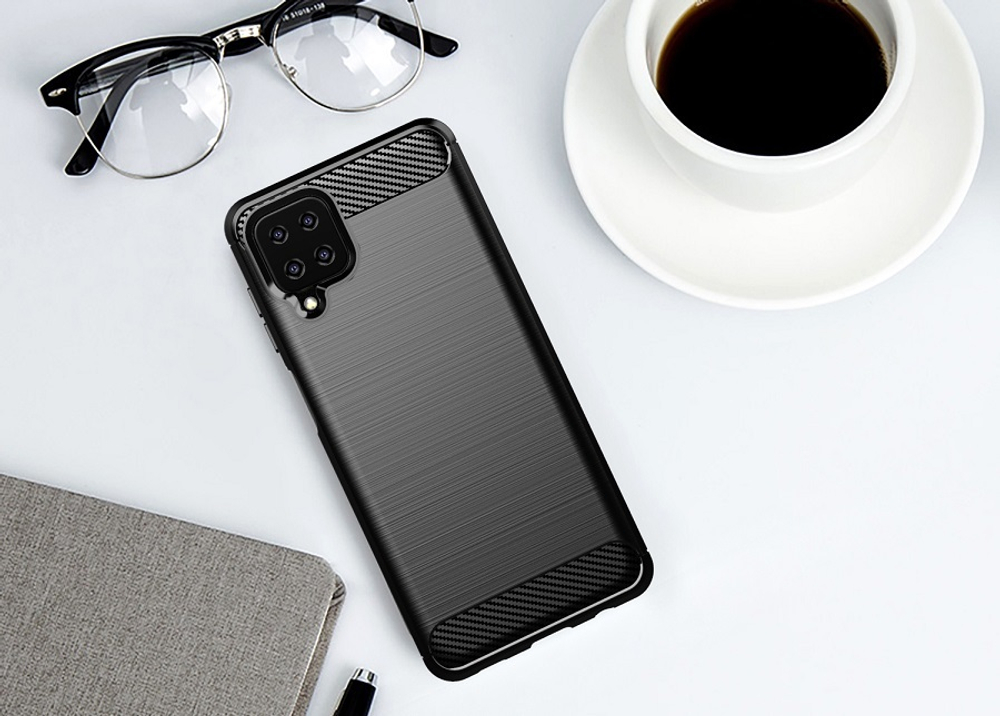 Мягкий чехол черного цвета в стиле карбон на Samsung Galaxy A12, серия Carbon от Caseport
