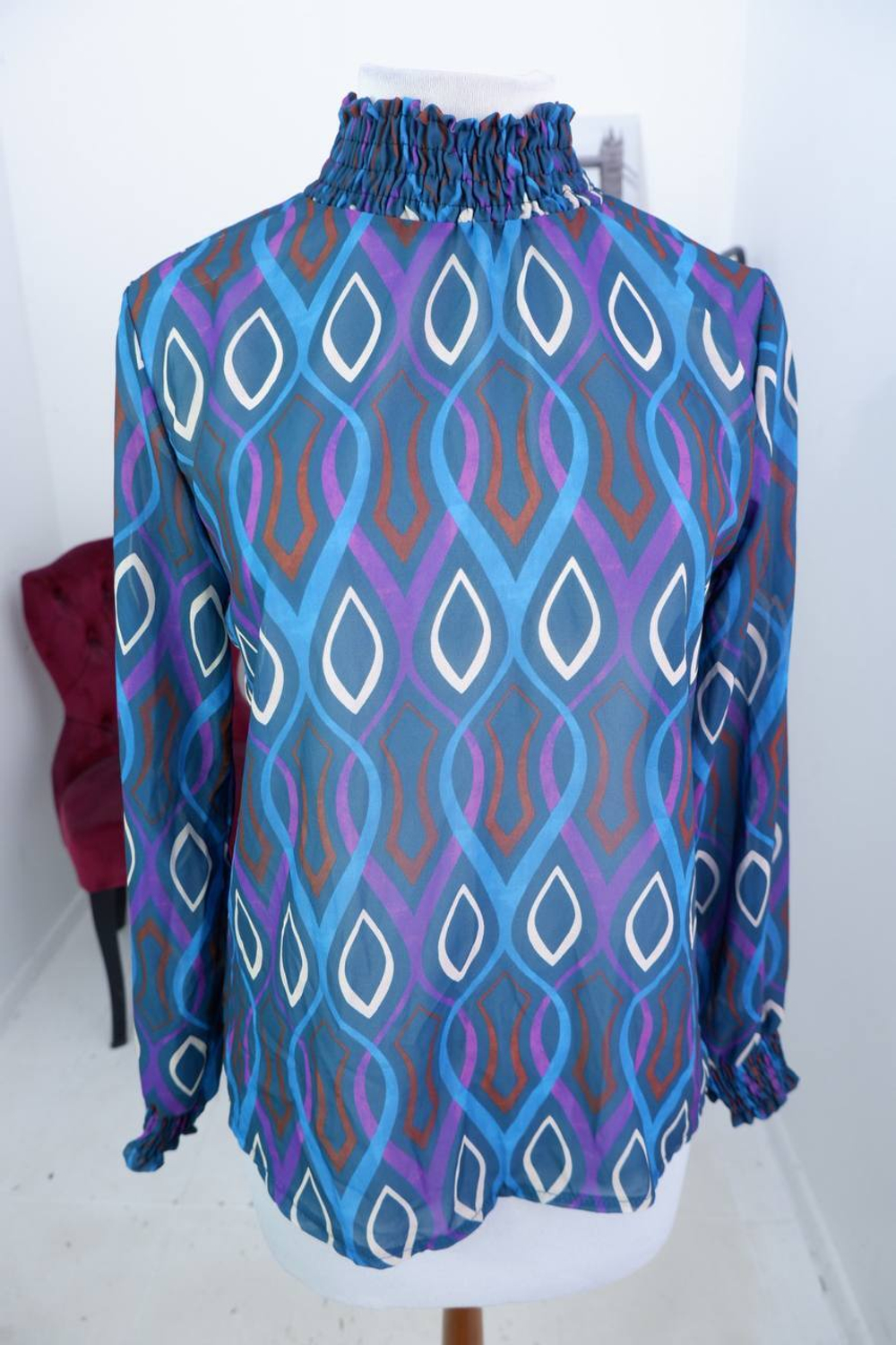 Блузка красивой расцветки, визуально на 46 размер