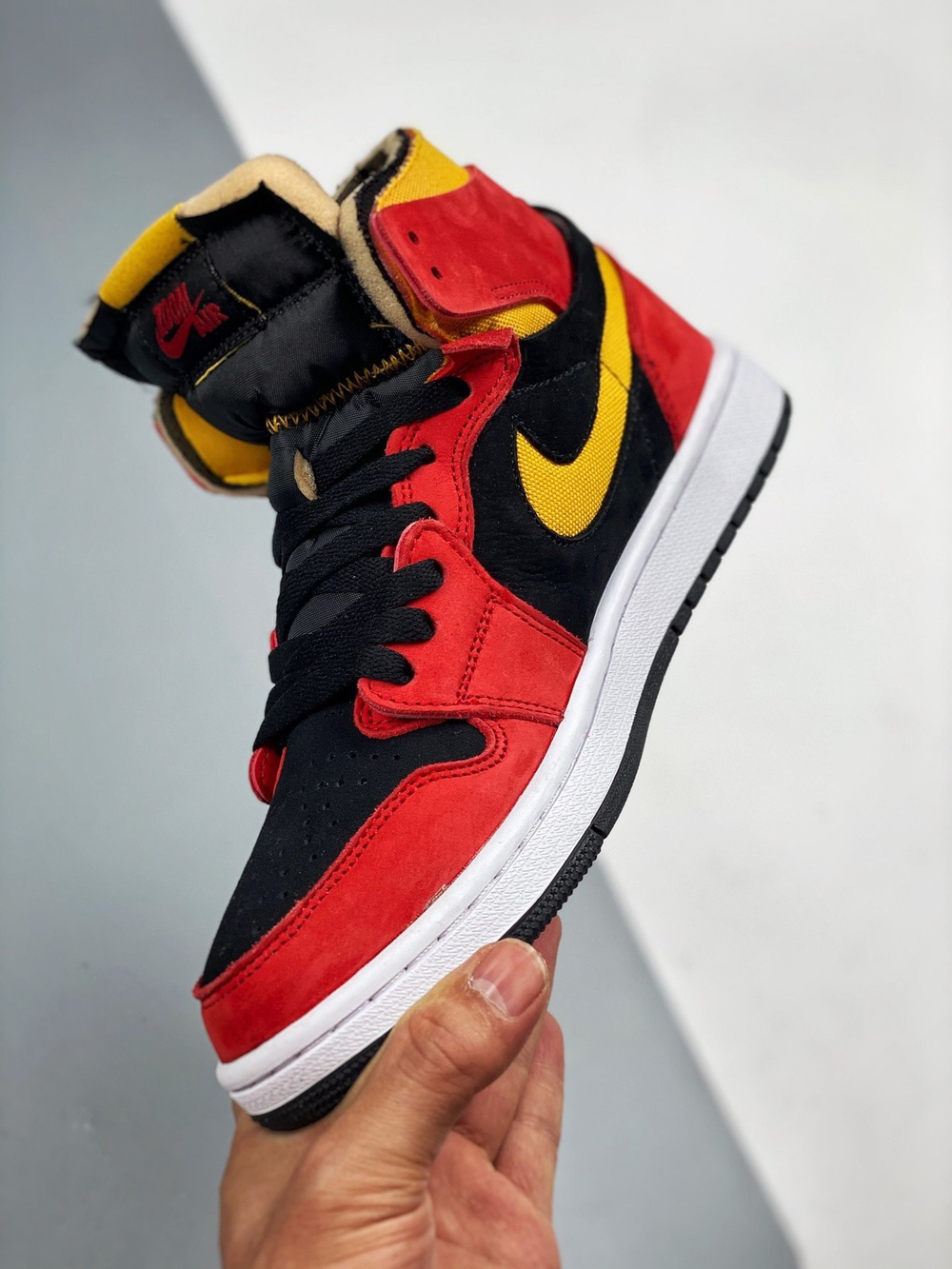 AIR JORDAN 1 HIGH ZOOM COMFORT BLACK/CHILE RED/WHITE/UNIVERSITY GOLD