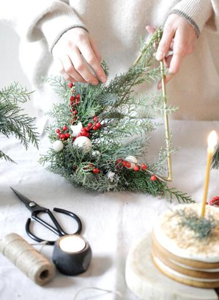 Рождественский венок на треугольной металлической основе
