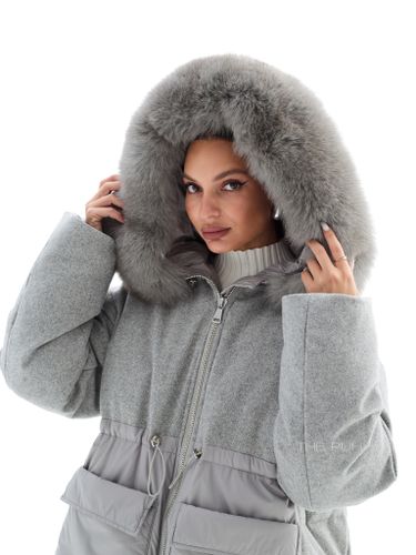 Комбинированный пуховик серого цвета с мехом песца