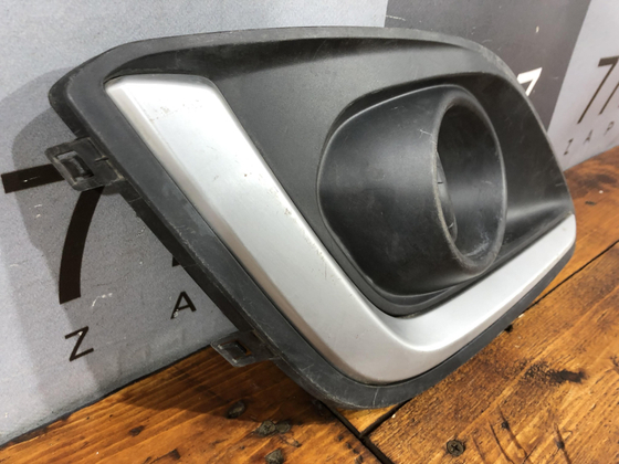 Накладка бампера переднего правая Suzuki Swift 4 11-17 Б/У Оригинал 7175160P