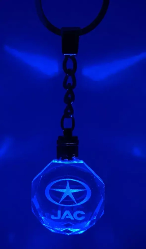 Брелок для ключей автомобиля Jac. Подсветка, лого авто. Jac аксессуары. Подарочная коробочка включена.