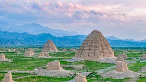 Императорские гробницы Си Ся: Загадка исчезнувшей цивилизации, стираемой Чингисханом Императорские гробницы Си Ся: Загадка исчезнувшей цивилизации, стираемой Чингисханом