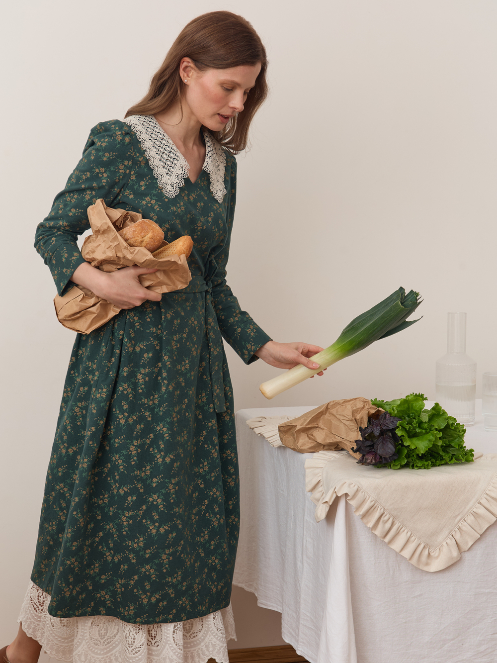 Платье с кружевным воротником