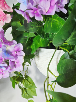 Гортензия розово-лиловая 60см в подвесном белом кашпо на цепочке