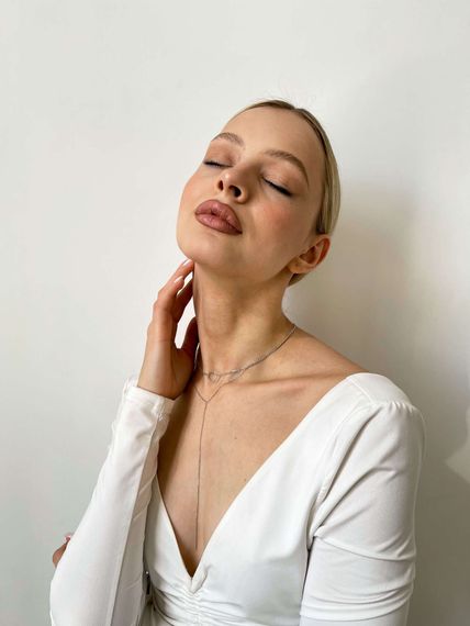 Фото колье на шею форцатина кобра серебро 9263 на модели сбоку