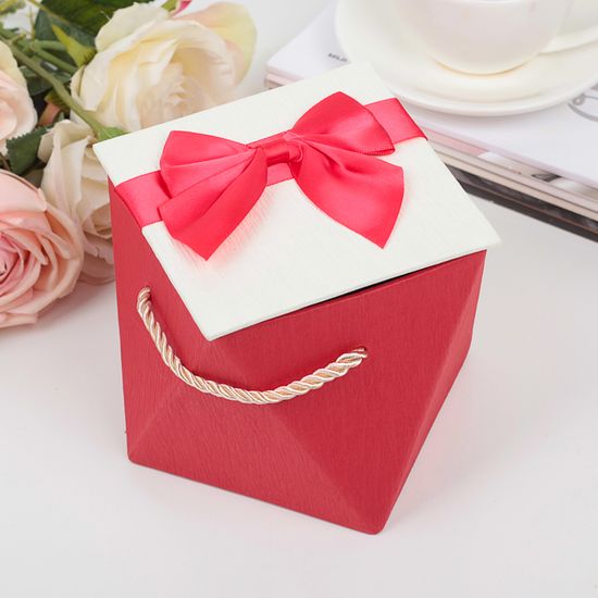 Коробка подарочная красная, 15 х 15 х 11,5 см