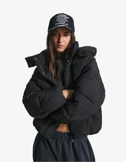 BERSHKA Водонепроницаемая куртка с капюшоном, черный