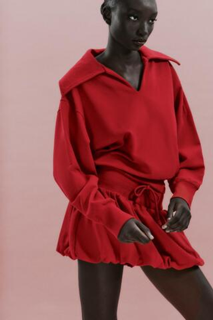 ZARA УКОРОЧЕННАЯ ТОЛСТОВКА С БОЛЬШИМ ВОРОТНИКОМ, НАСЫЩЕННЫЙ КРАСНЫЙ