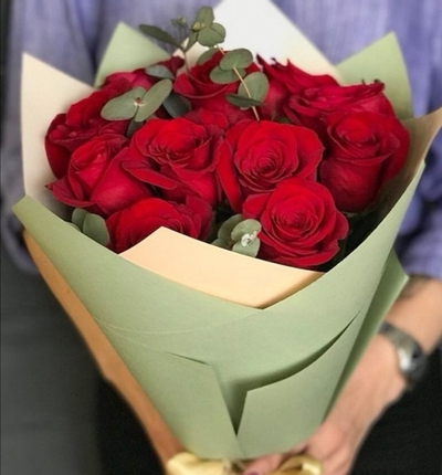 11 роз с эвкалиптом