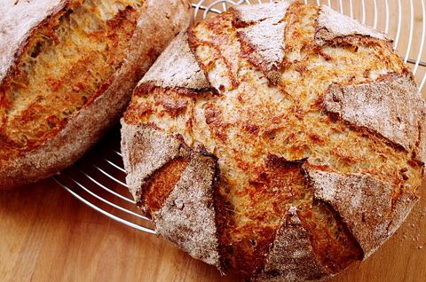 Цельнозерновой хлеб с пажиником и сыром на закваске