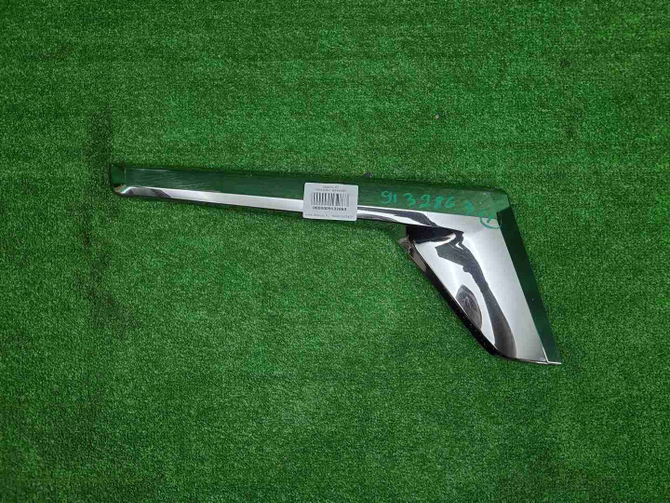 Молдинг фары правый Toyota Land Cruiser 200 15-21