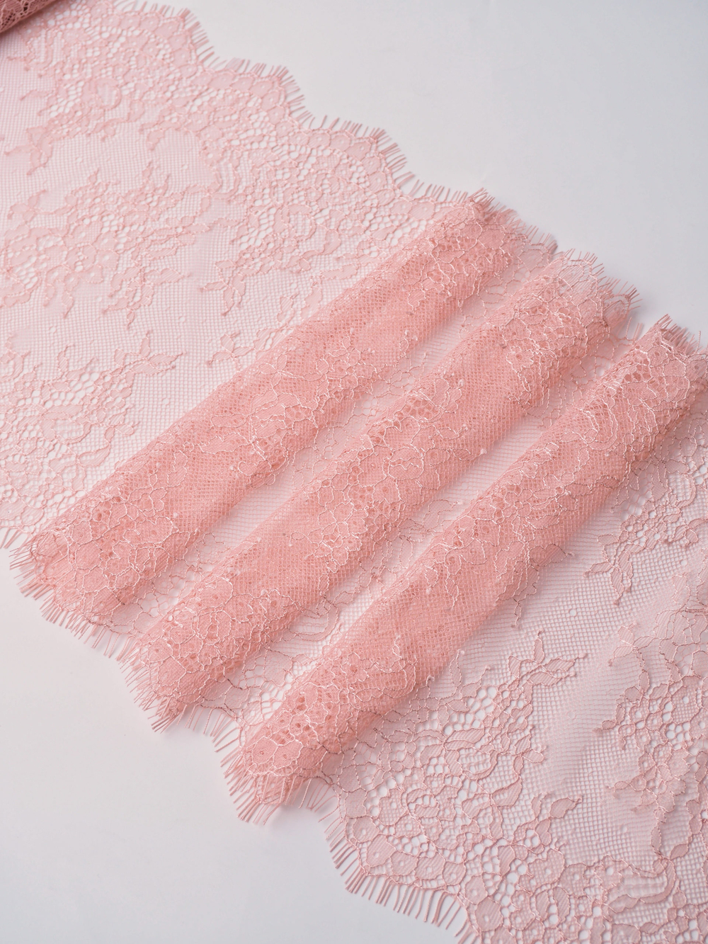 Кружево шантильи коралловый миндаль неэластичное ширина 22 см длина 1.45 м