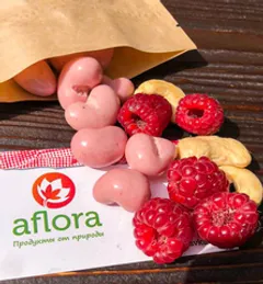 Кешью в малиновом йогурте