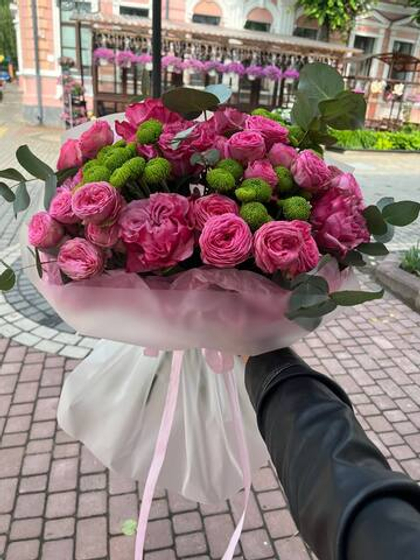 Яркий букет с пионовидными розами и хризантемой