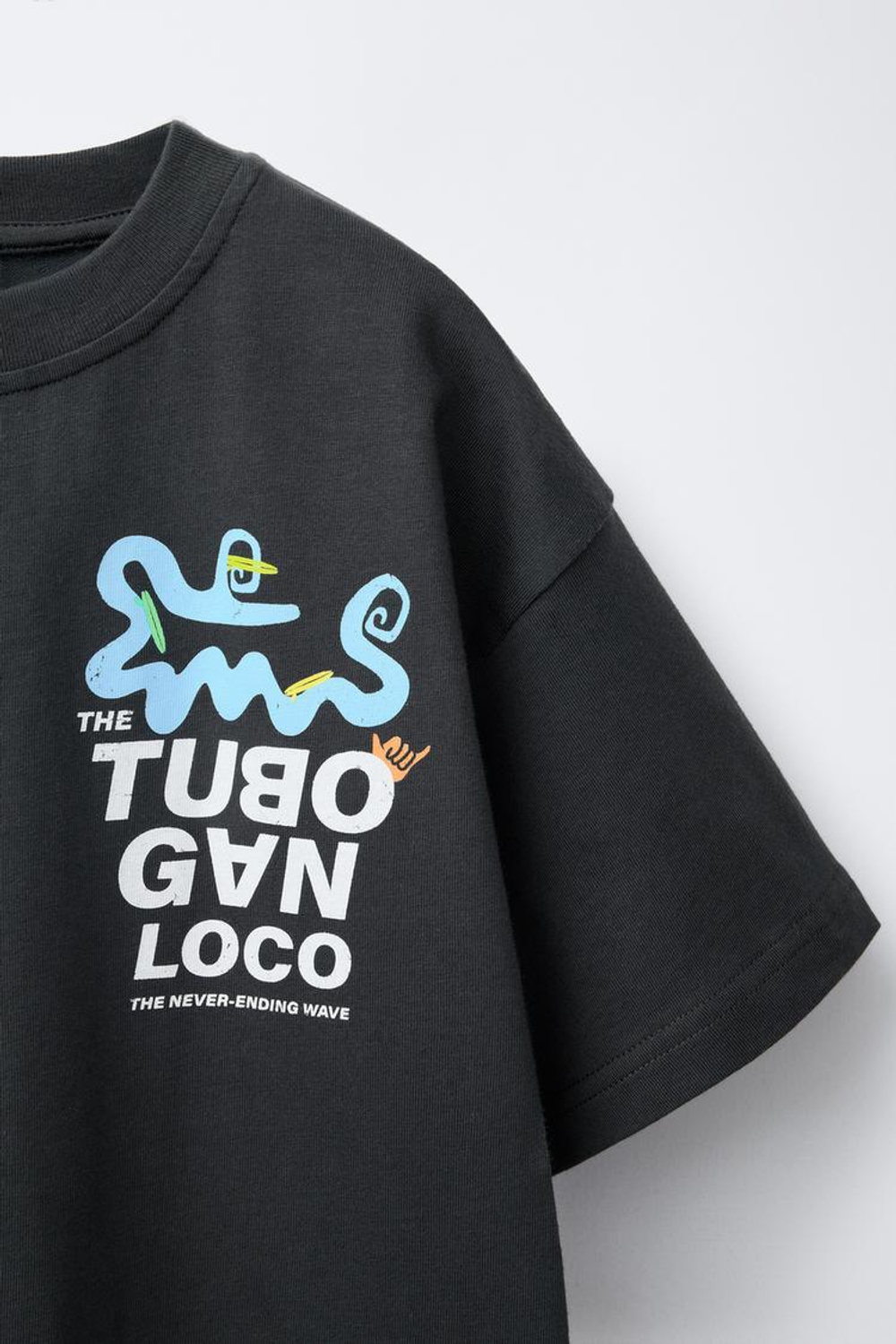 ZARA ФУТБОЛКА С ПРИНТОМ, АНТРАЦИТОВО-СЕРЫЙ