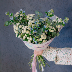 142. Романтичный стойкий букет с оксипеталумом и сантини