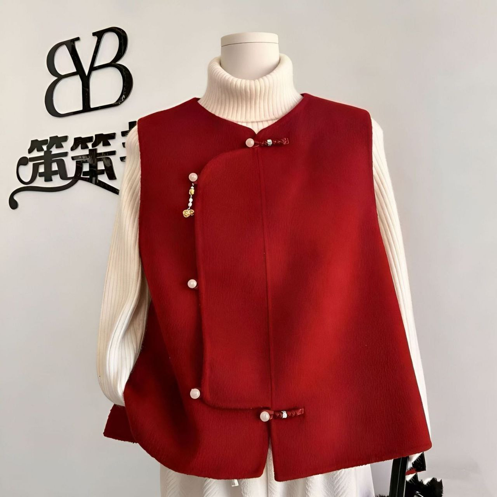 Женский жилет красного цвета