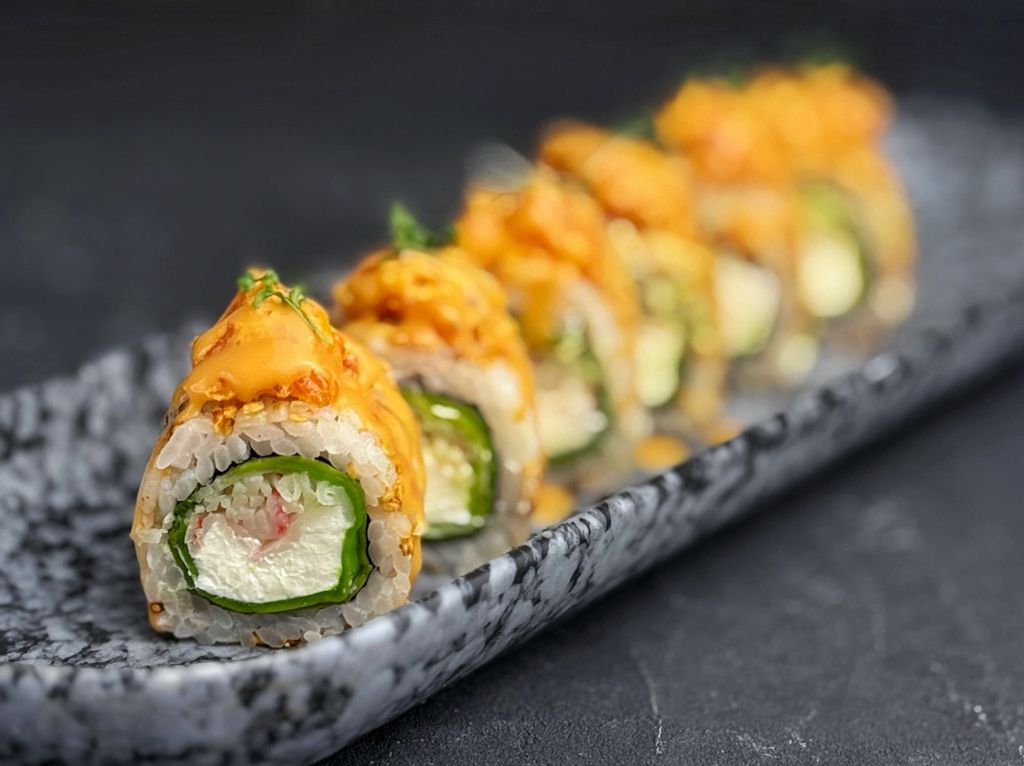 Ролл с лососем, авокадо и соусом “Мандарин-апельсин»