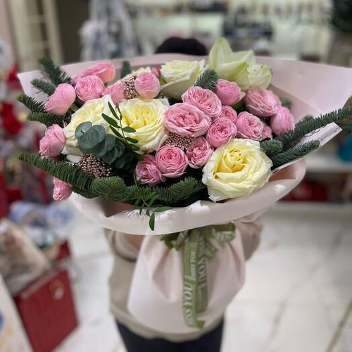 Новогодний авторский букет с Амариллисом, Нобилисом, кустовыми пионовидными розами Сильва Пинк и розами Кэндилайт. Авторский букет Новый Год 002 Chalet Green