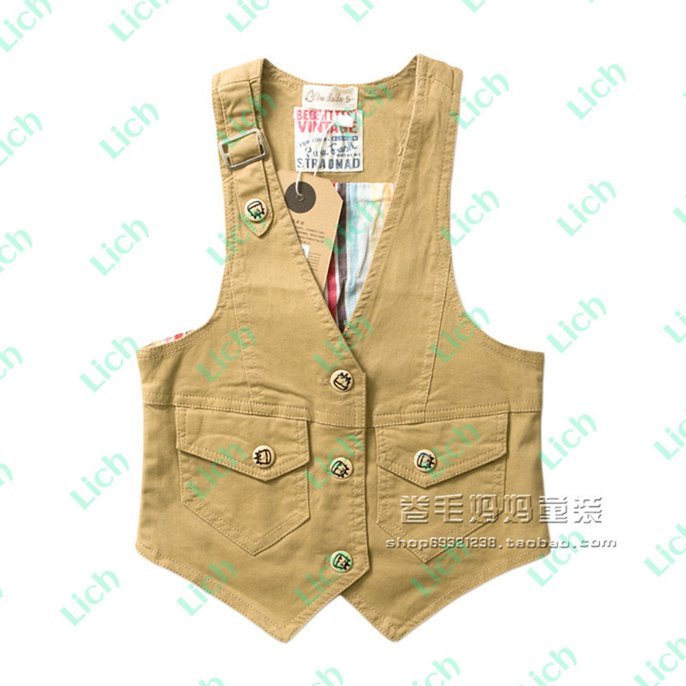 Жилет с глубокой проймой и карманами по бокам и на спине